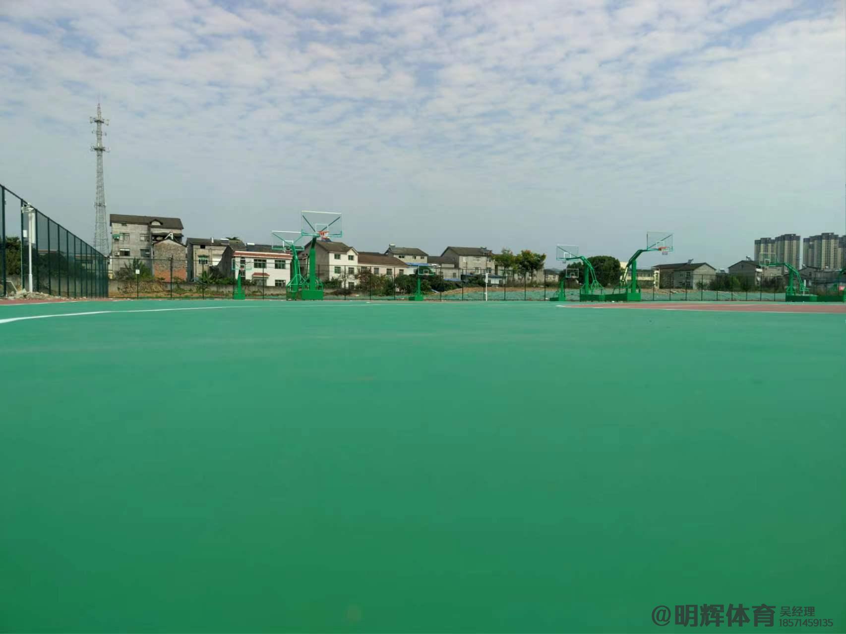 措勤硬地丙烯酸球场的优缺点